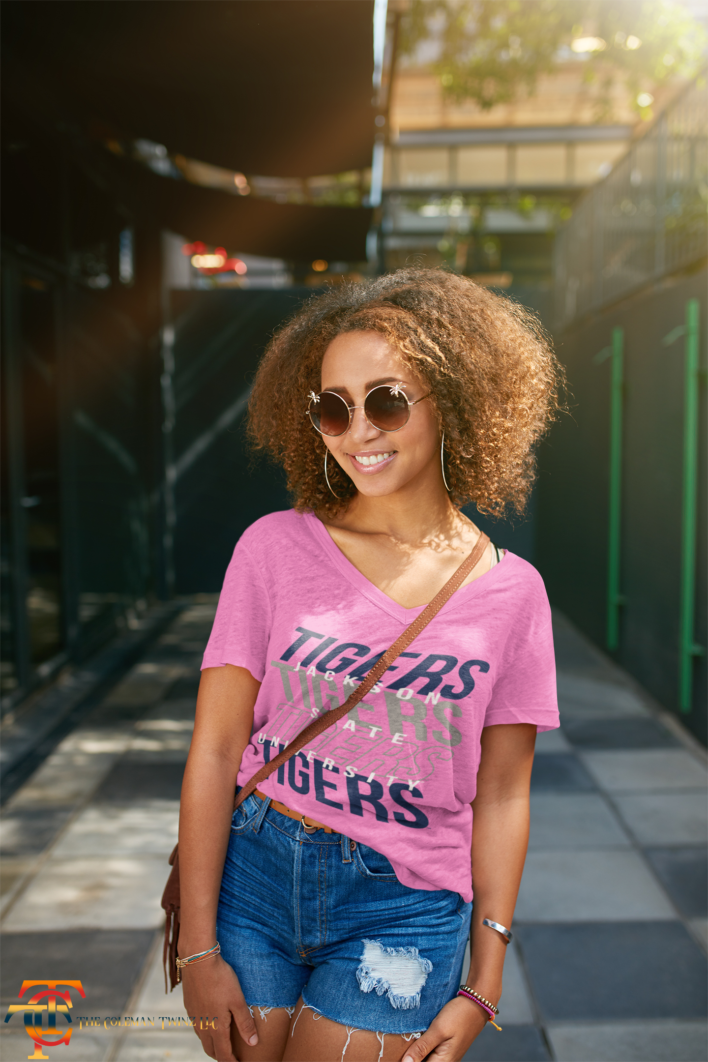 Purple retro short-sleeve T-shirt with v-neck and Tigers graphic print